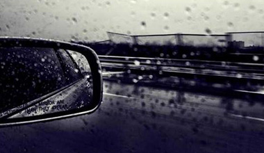 What to do if the rear-view mirror is blurred in rainy days?